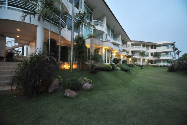 บรรยากาศริมหาดอ่าวเก๋าหน้า Makathanee Resort กับแนวต้นมะพร้าวและน้ำทะเลใส
