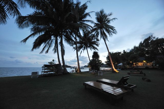 สระว่ายน้ำกลางแจ้งของ Makathanee Resort ในสวนเขตร้อนติดหาด