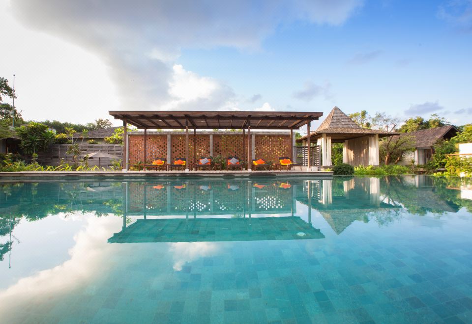 วิลล่าดีไซน์โมเดิร์นทรอปิคอลของ Mira Montra Resort ริมหาดอ่าวพร้าว