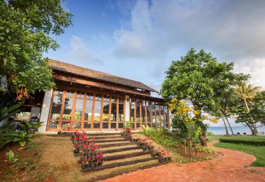 หาดทรายส่วนตัวอ่าวพร้าว น้ำใส บรรยากาศเงียบสงบ