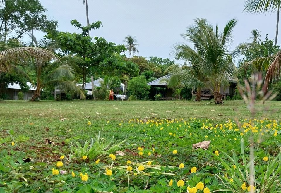 ภายในเต็นท์ของ Naivacha Tent Koh Mak พร้อมเตียงนอนสบายและสิ่งอำนวยความสะดวกแบบโรงแรมเล็ก
