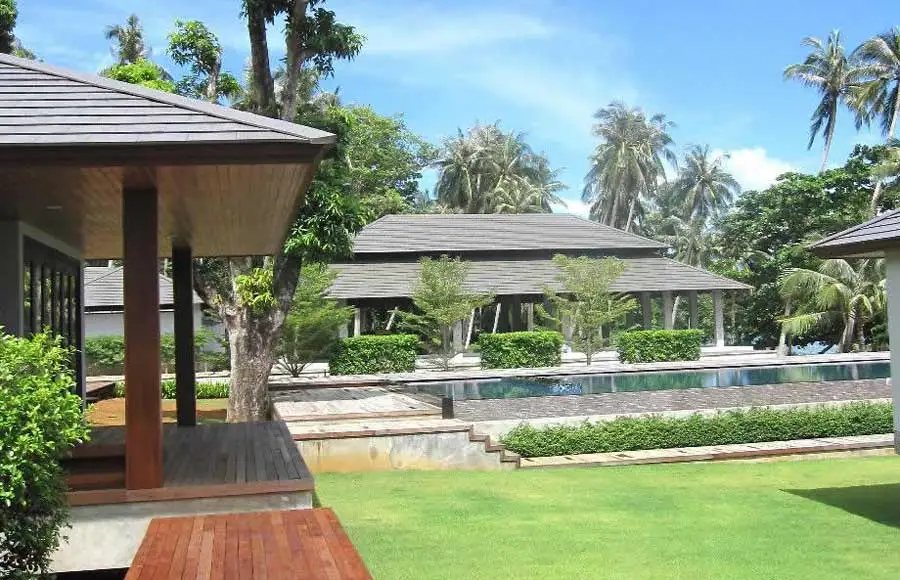 สระว่ายน้ำอินฟินิตี้ของ Plubpla Koh Mak Retreat ขอบสระไหลลงทะเล กับร้านอาหารเปิดโล่งริมสระ