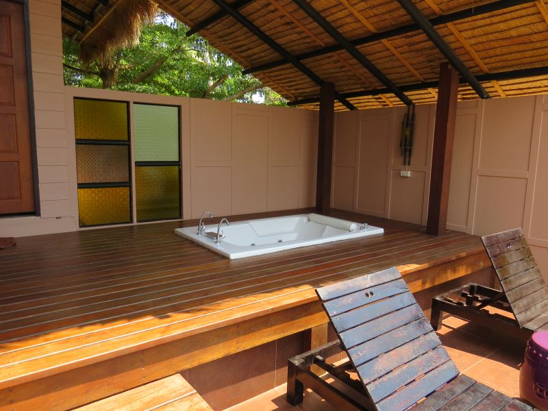 สระว่ายน้ำกลางแจ้งของ Seavana Koh Mak มองออกไปเห็นทะเลอ่าวสวนใหญ่