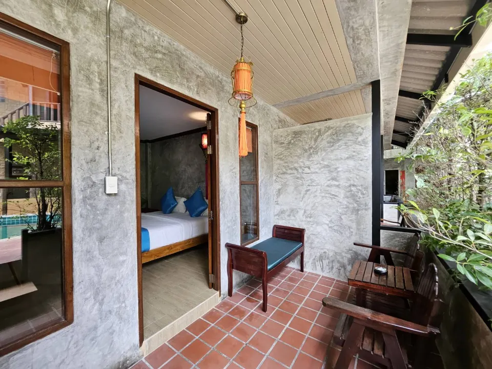 ห้องพักแอร์ของ Araya Boutique Hotel ตกแต่งเรียบง่าย สะอาด เตียงนุ่ม