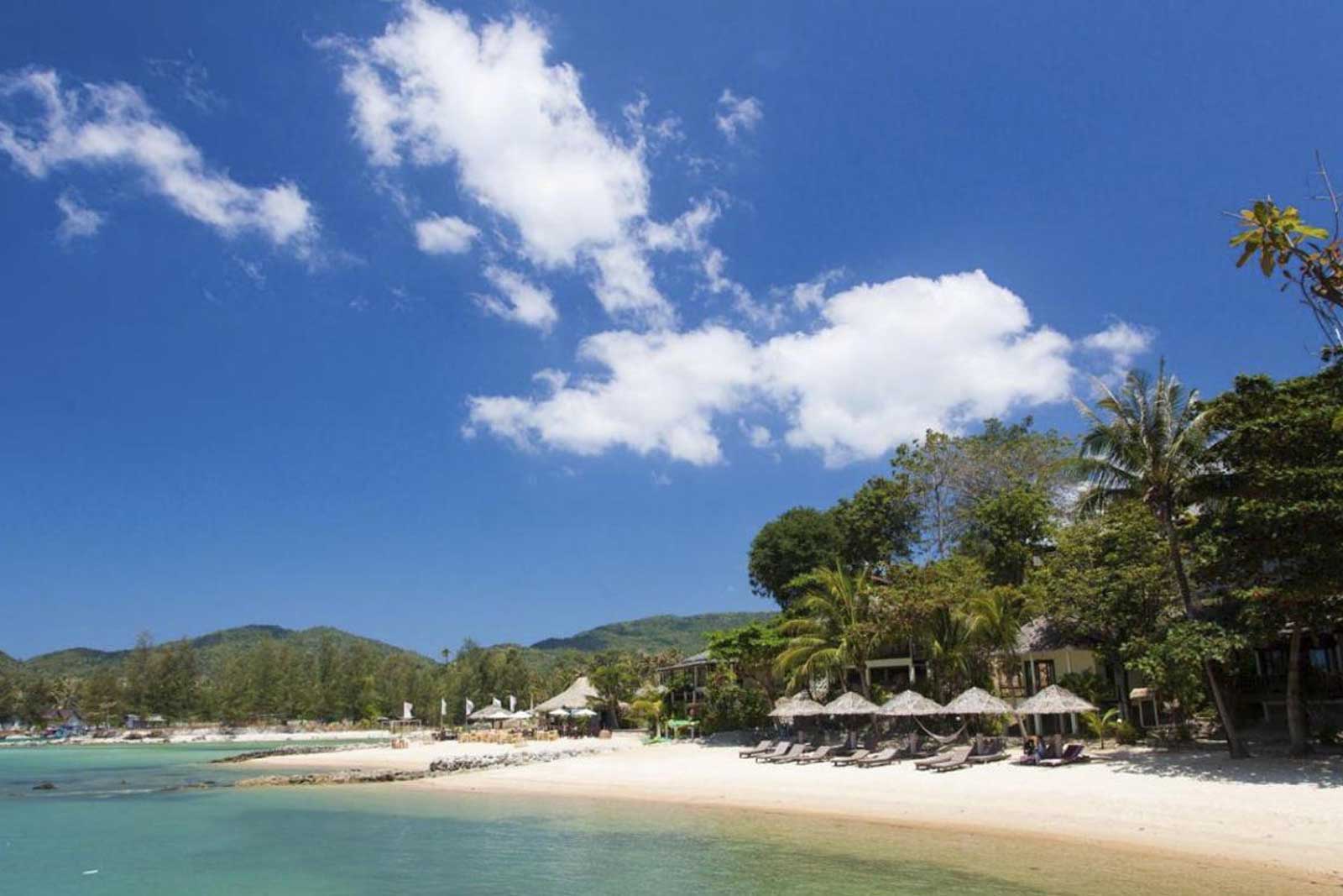 หาดส่วนตัวทรายขาวของ Loyfa Natural Resort ริมอ่าวศรีธนู