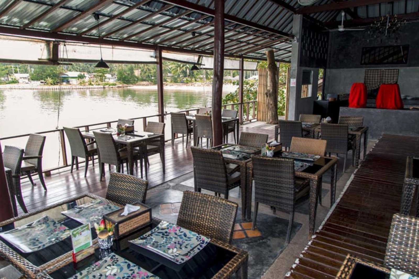 ร้านอาหาร Loyfa ริมทะเลที่เสิร์ฟอาหารไทยและพิซซ่าอบเตา