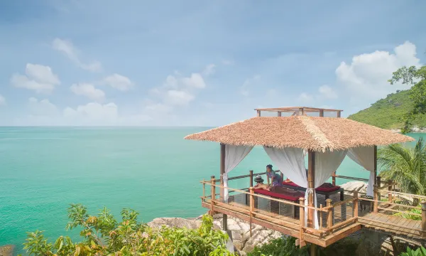 สระว่ายน้ำ infinity ของ Panviman Resort มองออกไปเห็นอ่าวทะเล