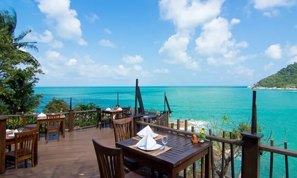 ห้องพักและระเบียงวิวทะเลของ Panviman Resort Koh Phangan บนไหล่เขา