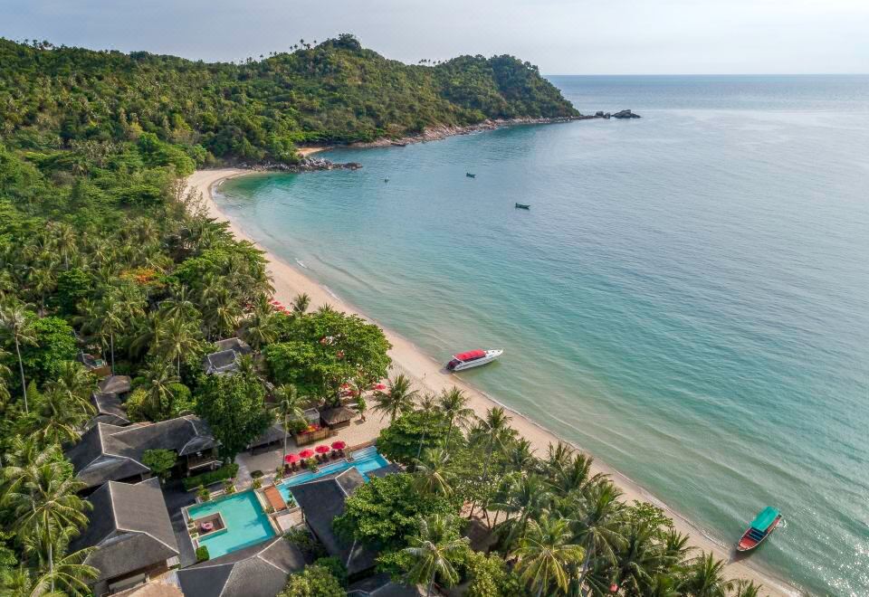 สระว่ายน้ำ infinity ริมหาดของ Anantara Rasananda Koh Phangan มองออกไปเห็นทะเล