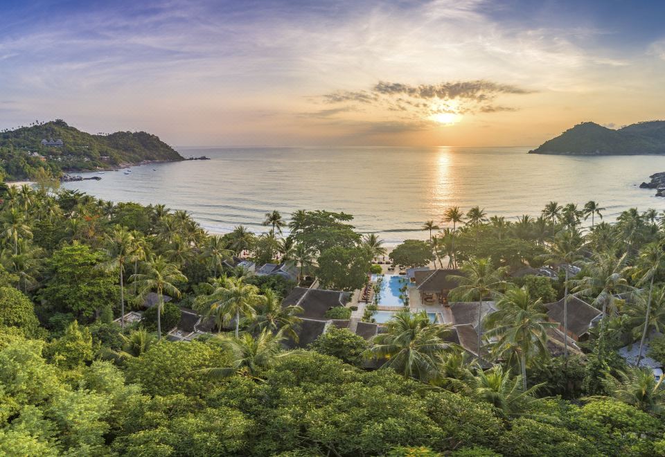 พูลวิลล่าของ Anantara Rasananda พร้อมสระว่ายน้ำส่วนตัวกลางสวนเขียว