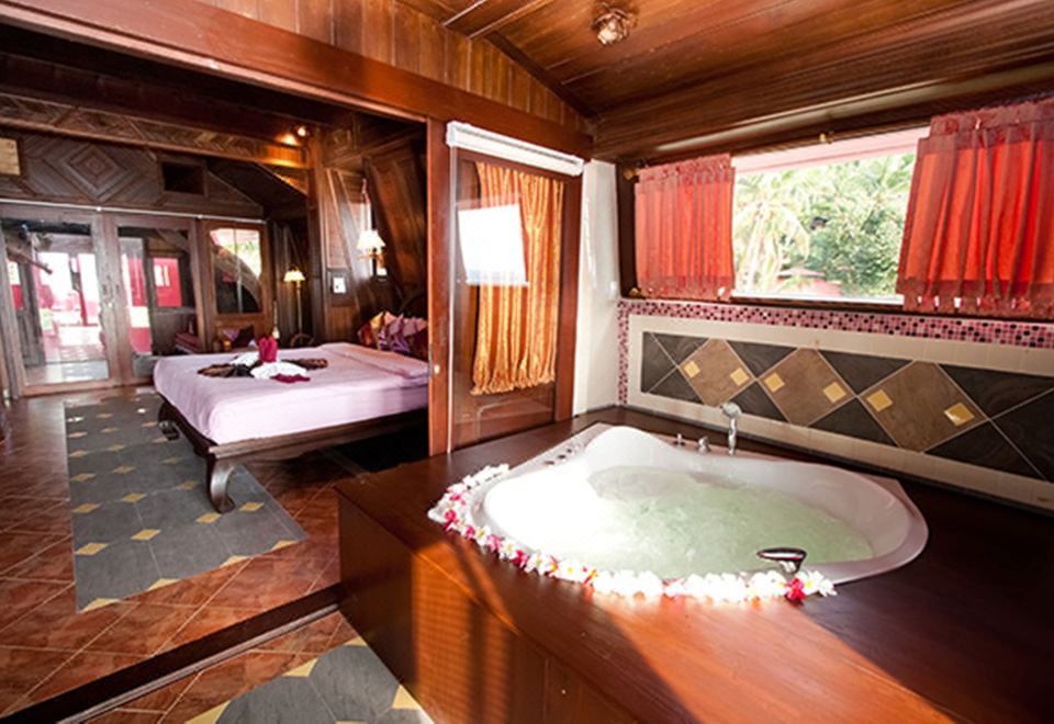 สระว่ายน้ำกลางแจ้งขนาดใหญ่ของ Rin Beach Resort พร้อมเก้าอี้อาบแดด