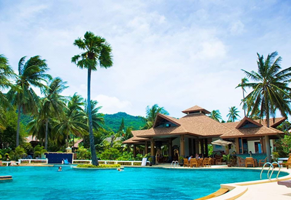 บังกะโลวิวทะเลแบบยกพื้นบนเสาริมน้ำของ Rin Beach Resort หาดริ้น