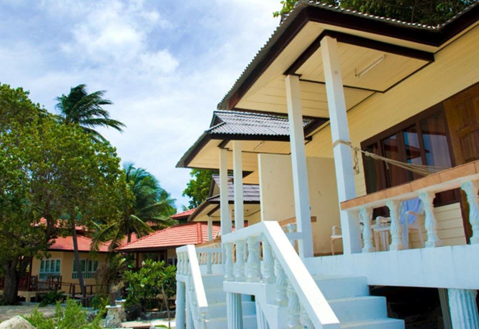 พื้นที่สวนและทางเดินภายใน Rin Beach Resort เกาะพะงัน