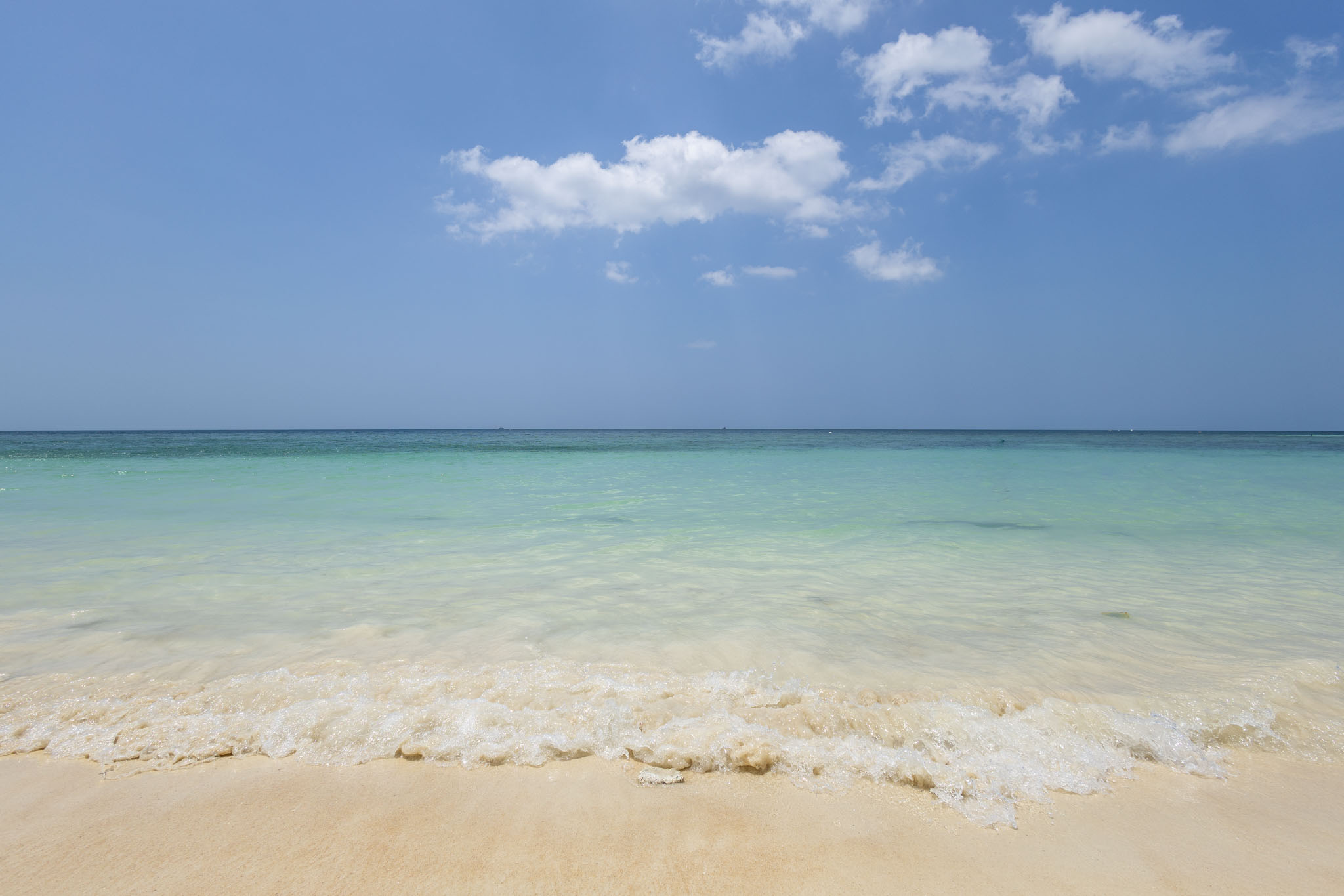 หาดทรายขาวน้ำใสหน้า Sandy Bay Bungalows ช่วงพระอาทิตย์ตก