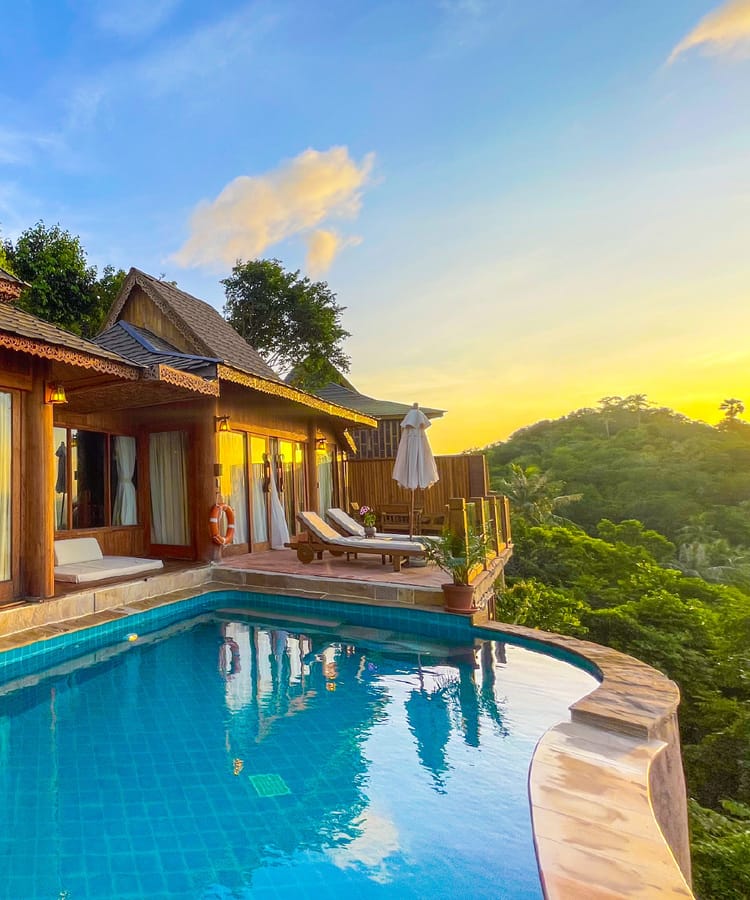 Royal Grand Pool Villa ของ Santhiya Koh Phangan มีสระว่ายน้ำส่วนตัวและศาลาไม้สัก