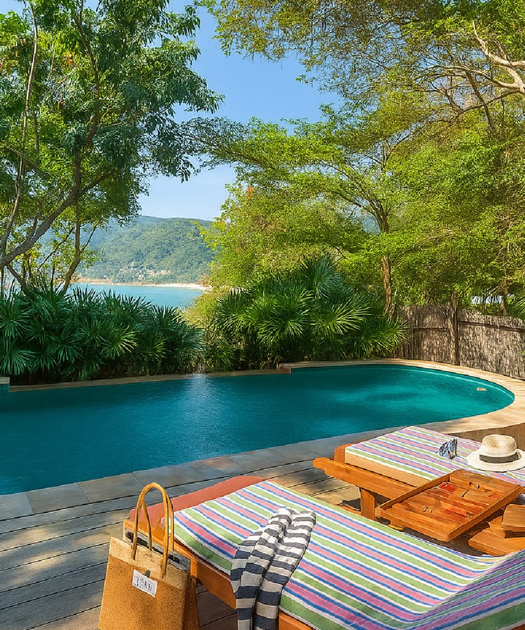 Sea View Pool Villa เตียงไม้สักแกะสลักพร้อมวิวอ่าวท้องนายปานน้อย