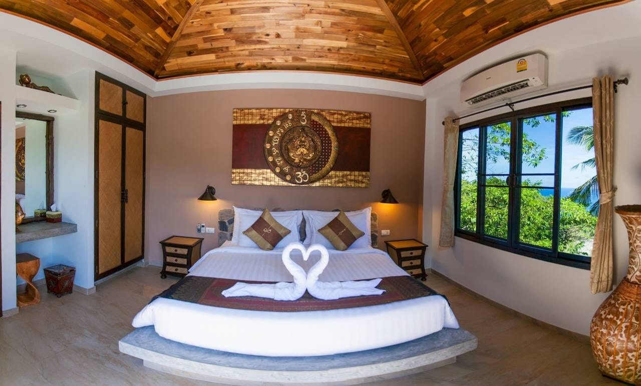 สระอินฟินิตี้ส่วนตัวของ Koh Tao Heights Pool Villas มองออกไปเห็นอ่าวสายและเกาะนางยวน