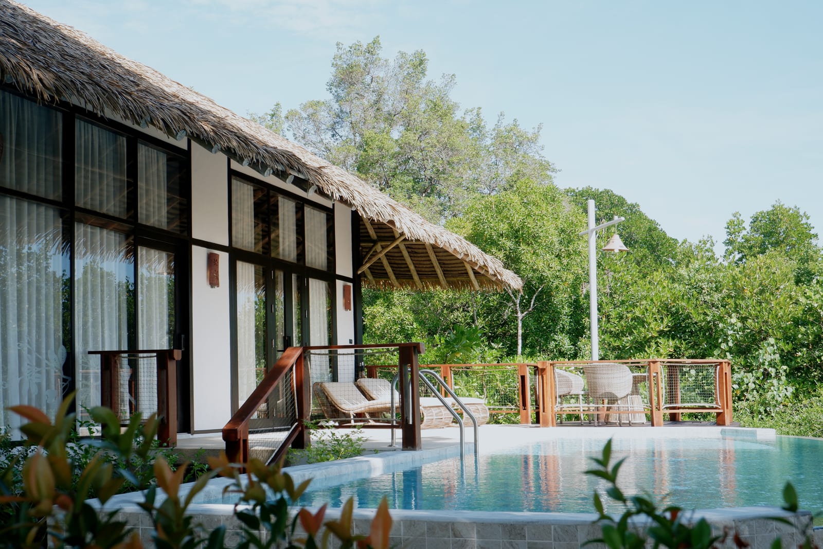 สระอินฟินิตี้ของ Koh Yao Yai Village มองออกไปเห็นทะเลและเขาหินปูนอ่าวพังงา