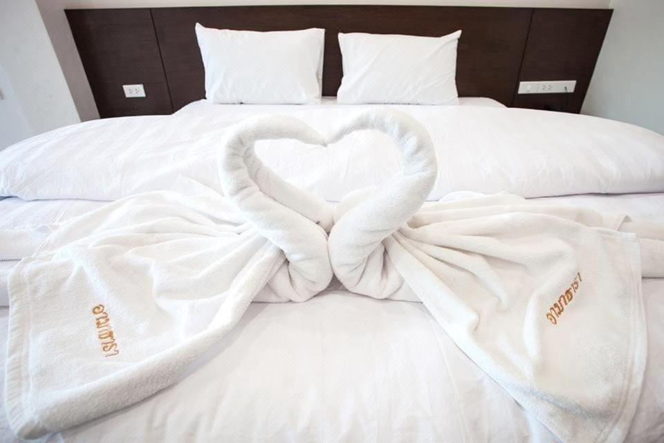 ห้องพักปรับอากาศของ Amatara Hotel พิมาย เตียงใหญ่ สะอาด พร้อมห้องน้ำในตัวขนาดกว้าง