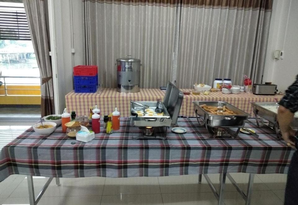 บรรยากาศด้านหน้าและพื้นที่นั่งเล่นของ Amatara Hotel เดินถึงปราสาทหินพิมาย
