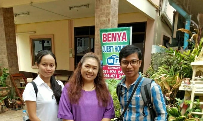 ห้องพักปรับอากาศของ Benya Guest House พิมาย ตกแต่งเรียบง่ายสะอาดตา มีทีวีจอแบนและน้ำอุ่น