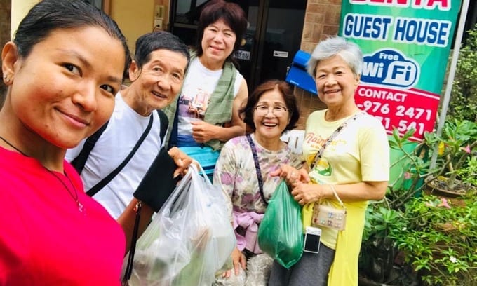 มุมเลานจ์รวมและระเบียงนั่งเล่นของ Benya Guest House บรรยากาศสบายๆ แบบเกสต์เฮาส์ครอบครัว