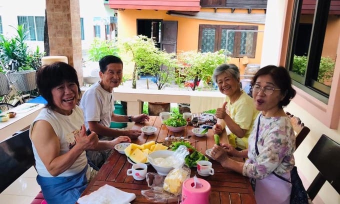 บรรยากาศเกสต์เฮาส์ในเมืองพิมาย ใกล้ปราสาทหินพิมายและตลาดกลางคืน เดินถึงได้ในไม่กี่นาที