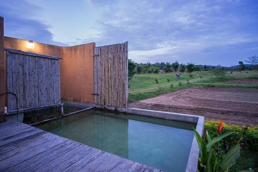 บ้านพักและวิลลาตกแต่งด้วยวัสดุธรรมชาติกลางสวนผักออร์แกนิกที่ COOLLiving Farmhouse วังน้ำเขียว