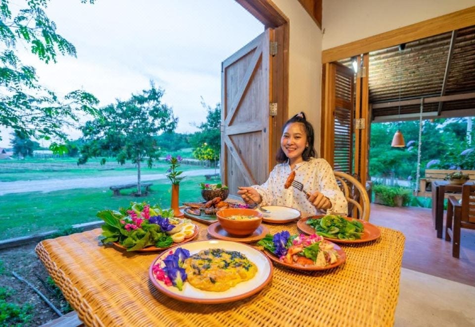 แปลงผักออร์แกนิกที่ปลูกเองและมุมเก็บผักสดมาทำสลัดของ COOLLiving Farmhouse Organic นครราชสีมา