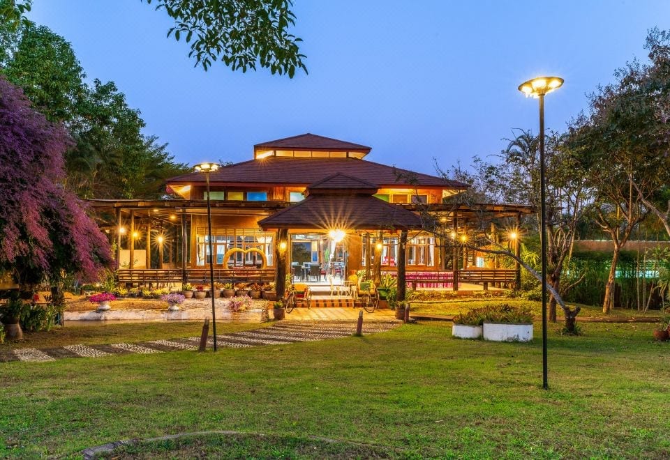 มุมพักผ่อนและสวนภายใน De Bua Valley Resort บรรยากาศเงียบสงบอากาศเย็น
