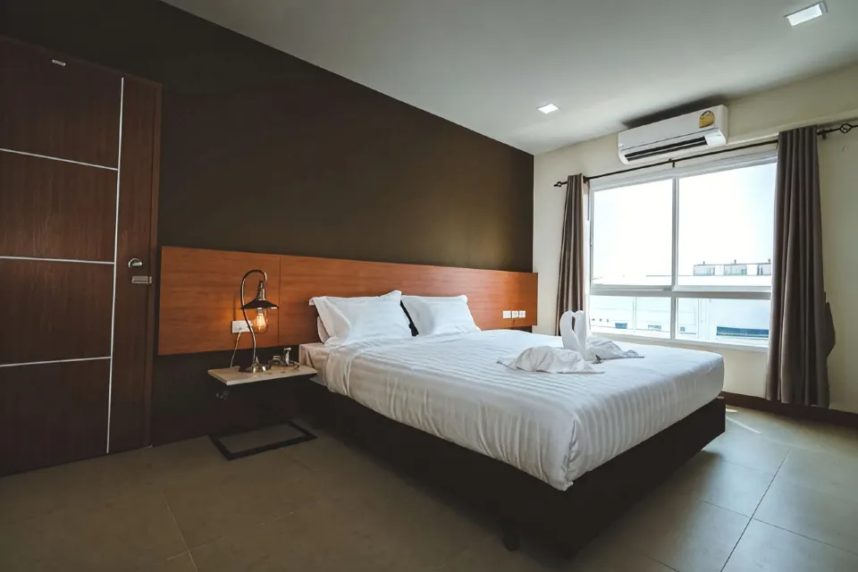 มุมห้องพัก deVloft Hotel Korat กับเตียงนอนสบายและงานตกแต่งเรียบง่ายร่วมสมัย