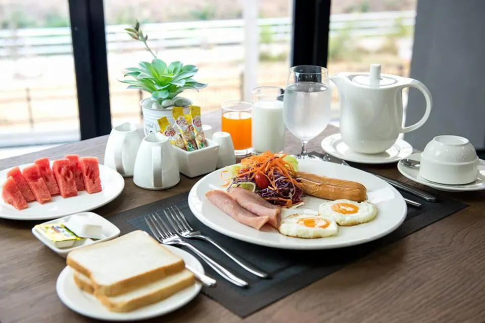 บรรยากาศมุมอาหารเช้าและพื้นที่ส่วนกลางของ deVloft Hotel Korat กลางเมืองโคราช