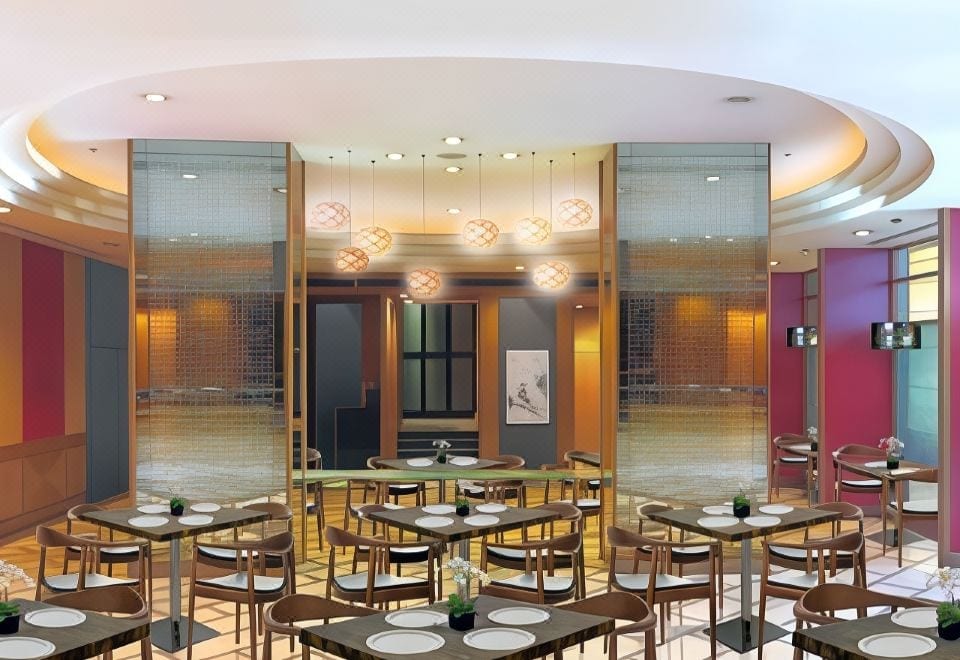 ห้องอาหารและพื้นที่อาหารเช้าบุฟเฟ่ต์ของ Fortune Hotel Korat