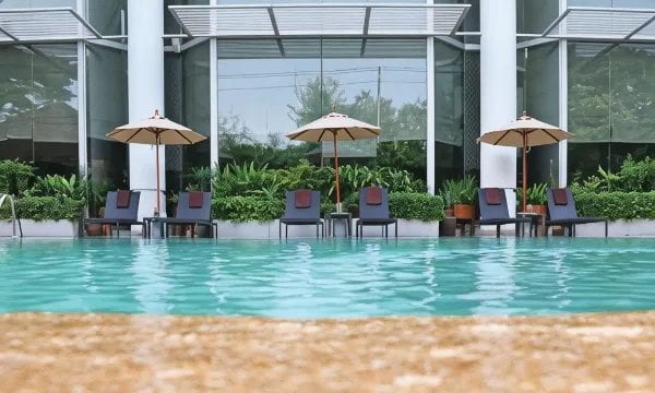 สระว่ายน้ำกลางแจ้งของ The Imperial Hotel Korat บรรยากาศร่มรื่นสำหรับพักผ่อน