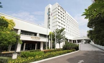 ห้องพักของ The Imperial Hotel Korat ขนาดกว้างพร้อมเตียงใหญ่และสิ่งอำนวยความสะดวกครบ