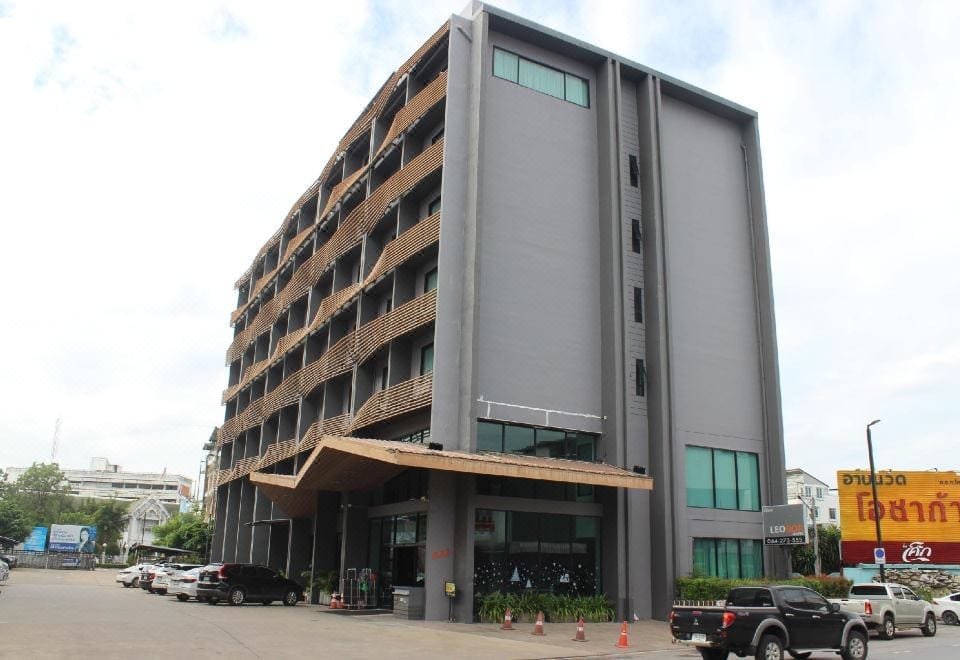 ห้องพักปรับอากาศของ Leosor Hotel โทนเรียบสะอาดพร้อมเตียงและโต๊ะทำงาน