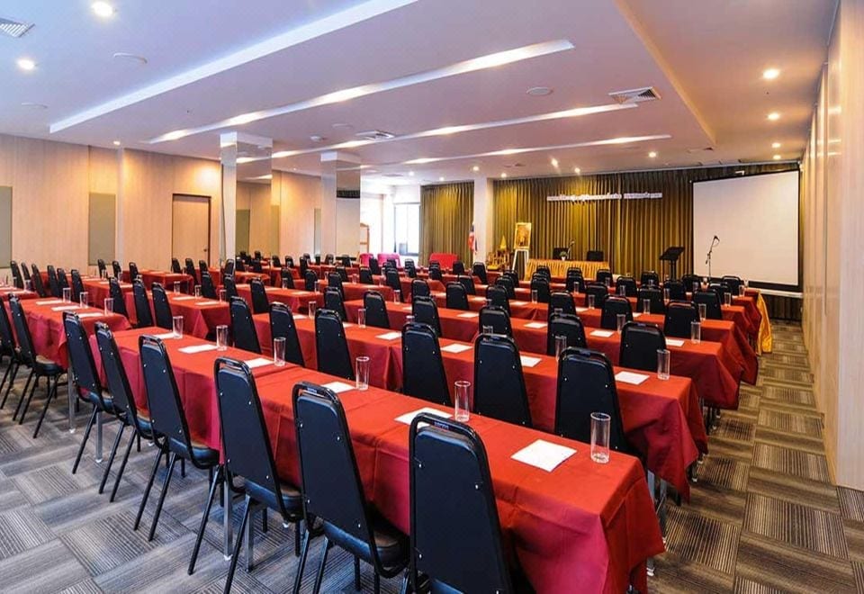 มุมห้องอาหารและพื้นที่ส่วนกลางของ Leosor Hotel โคราช