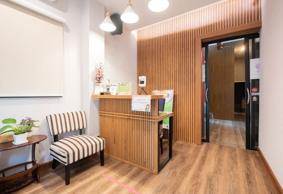 ห้องพักของ Romyen Garden Place ตกแต่งโทนสว่างสะอาดตา พร้อมเตียงนอนสบาย