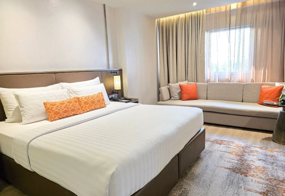 ล็อบบี้สูงโปร่งสไตล์คลาสสิกของ Sima Thani Hotel กลางเมืองโคราช
