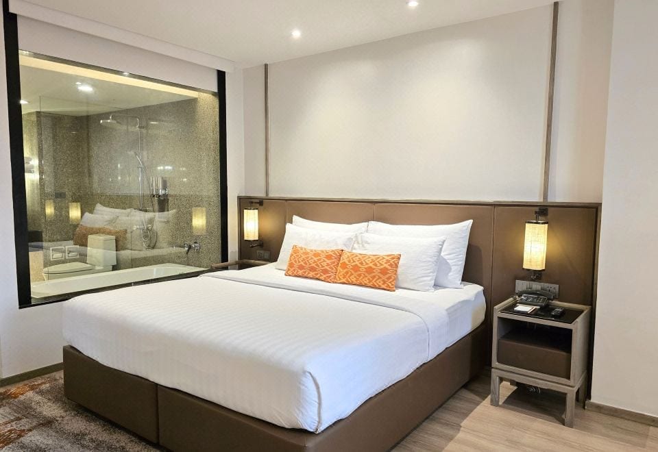ห้องพักกว้างของ Sima Thani Hotel ตกแต่งโทนอบอุ่น เตียงนอนสบาย