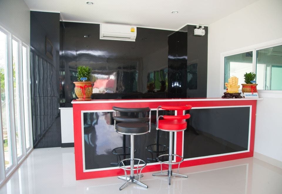 ด้านหน้าและตัวอาคารของ Sirin Boutique โรงแรมบูทีคขนาดเล็กมีสวนบนถนนสืบศิริ นครราชสีมา