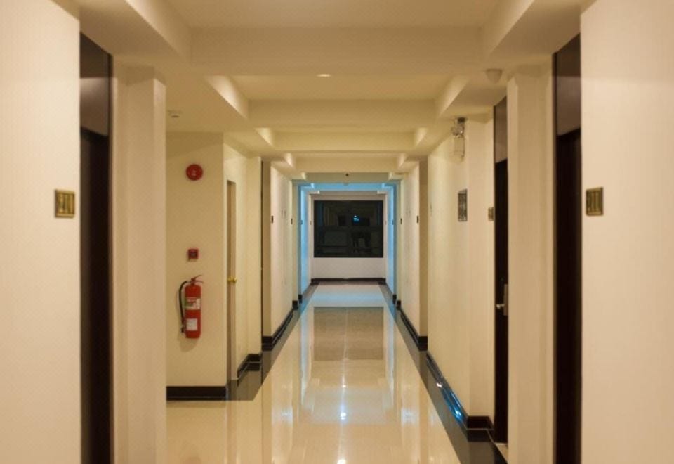 อาคารและบรรยากาศภายนอกของ Som-O House Hotel โคราช ที่ล้อมรอบด้วยพื้นที่สีเขียวกลางเมือง
