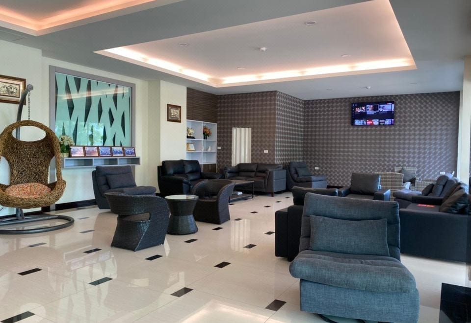 มุมร้านอาหารและพื้นที่นั่งเล่นของ Som-O House Hotel บรรยากาศสบายเหมาะนั่งทานอาหารเช้า
