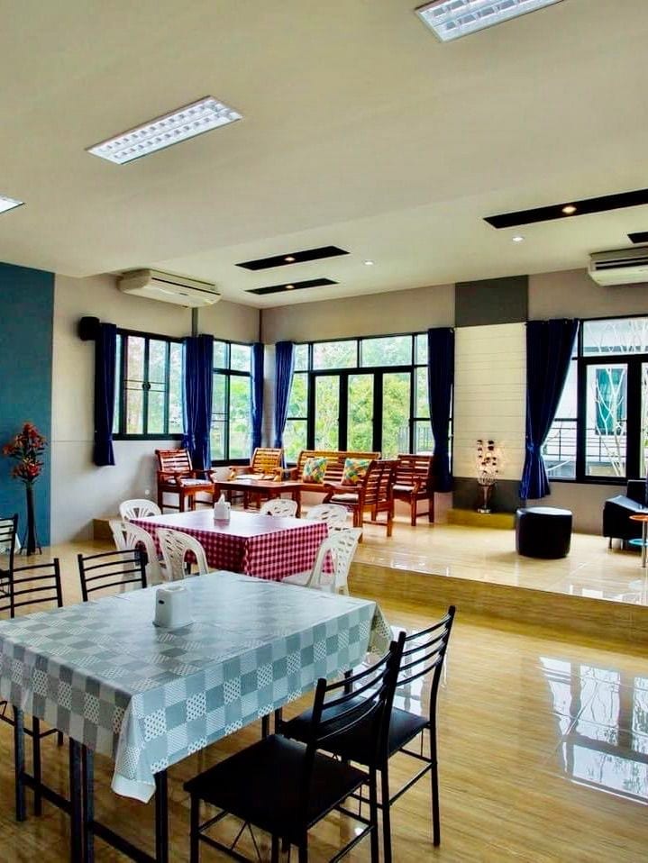 ห้องนอนภายในบ้านพัก Sunsmile's House ตกแต่งโทนอบอุ่นเหมาะครอบครัวและกลุ่มเพื่อน