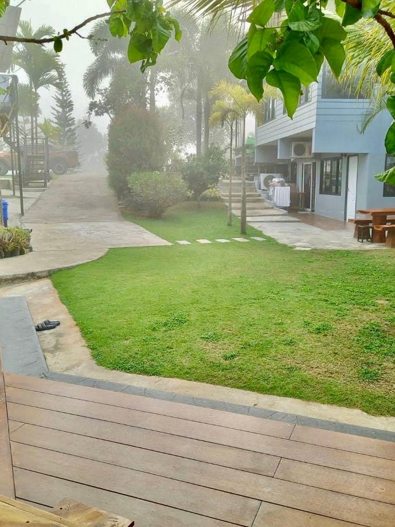 มุมสวนและพื้นที่นั่งเล่นกลางแจ้งของ Sunsmile's House วังน้ำเขียว เหมาะตั้งเตาปิ้งย่าง