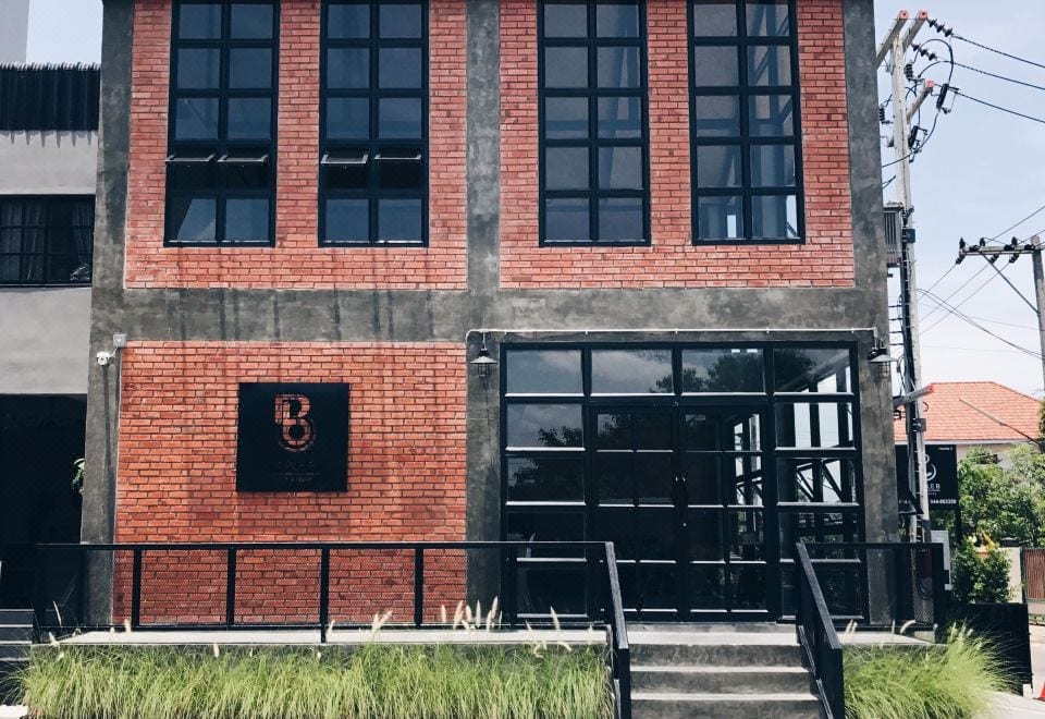 ห้องพัก Triple B Sleep and Relax โคราช สไตล์ลอฟต์ผนังอิฐ เตียงนุ่มโทนอบอุ่น