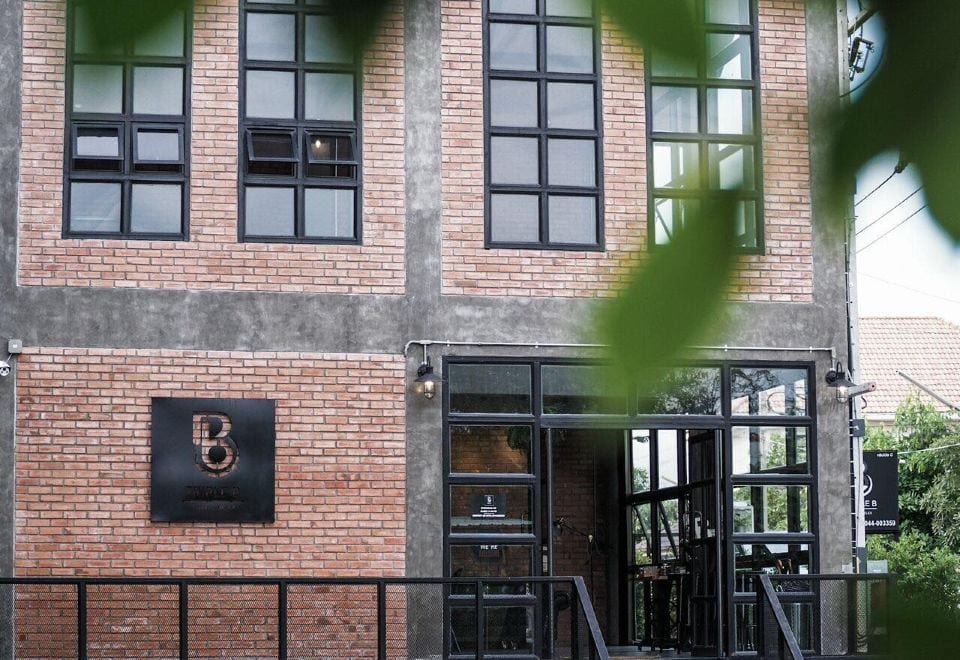 มุมห้องน้ำและการตกแต่งภายในของ Triple B Sleep and Relax โทนขาว-ดำดูสะอาดทันสมัย