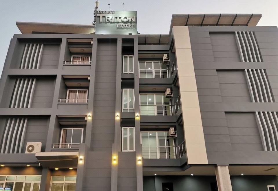 ด้านหน้าและตัวอาคารของ Triton Place โรงแรมบูทีคขนาดเล็กบนถนนมิตรภาพ นครราชสีมา