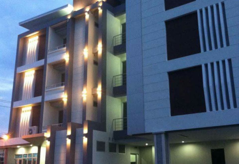 ห้องพักของ Triton Place โคราช เตียงใหญ่ พื้นที่กว้าง โทนเรียบสบายตา