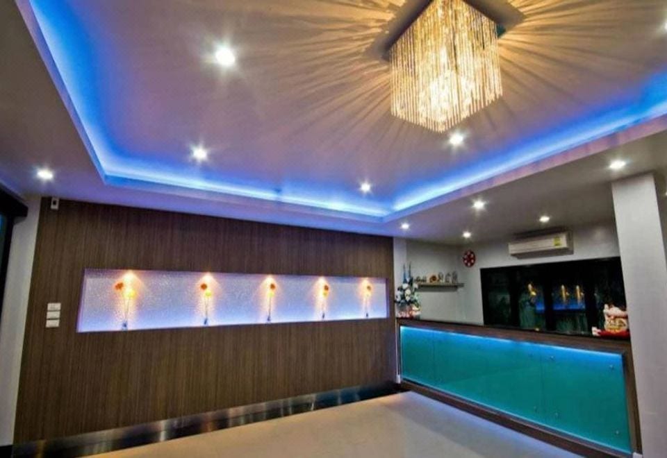 ห้องพักของ U-Sabai Park Resort โทนอบอุ่น เตียงใหญ่ ทีวีจอแบน และระเบียงส่วนตัว